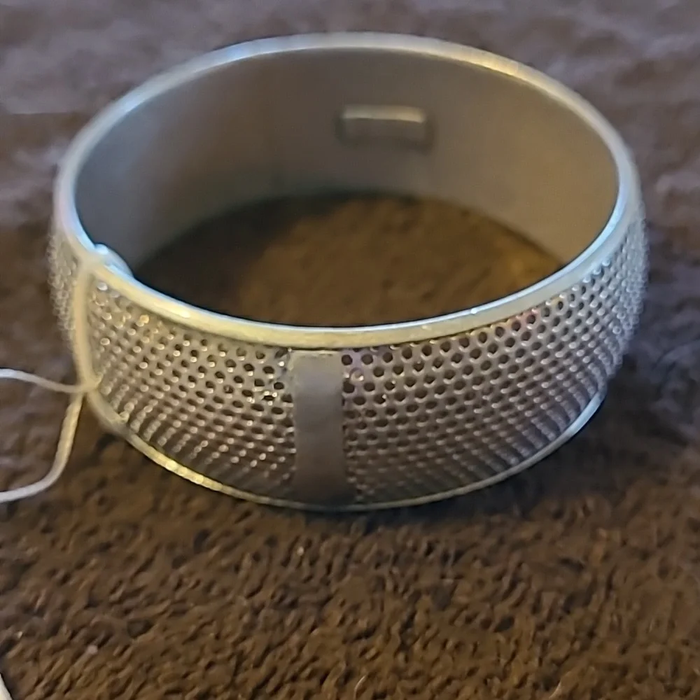 Gorgeous Jessica Simpson metal bangle bracelet - Picture 4 of 4